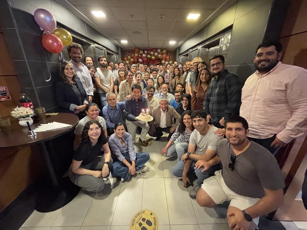 Equipo de Keypro celebrando los 23 años de la compañía en la oficina