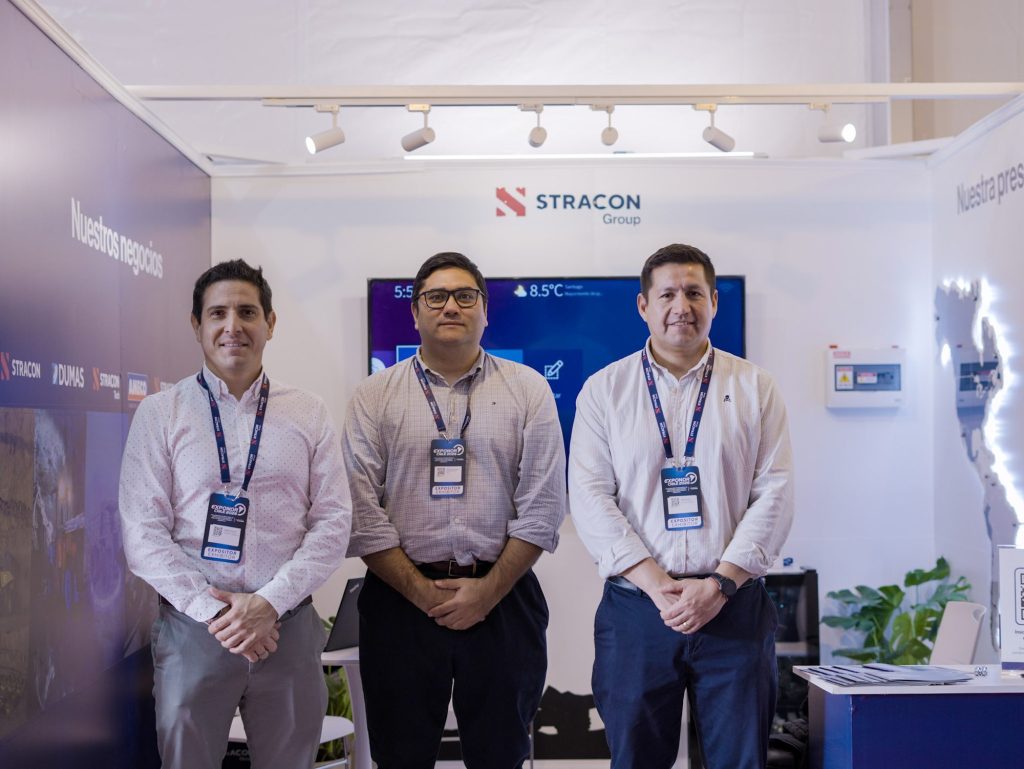 Equipo de Keypro en el stand de STRACON Group en EXPONOR Chile 2026