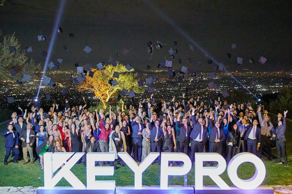 Foto grupal de Keyprom, la fiesta de los 23 años de Keypro